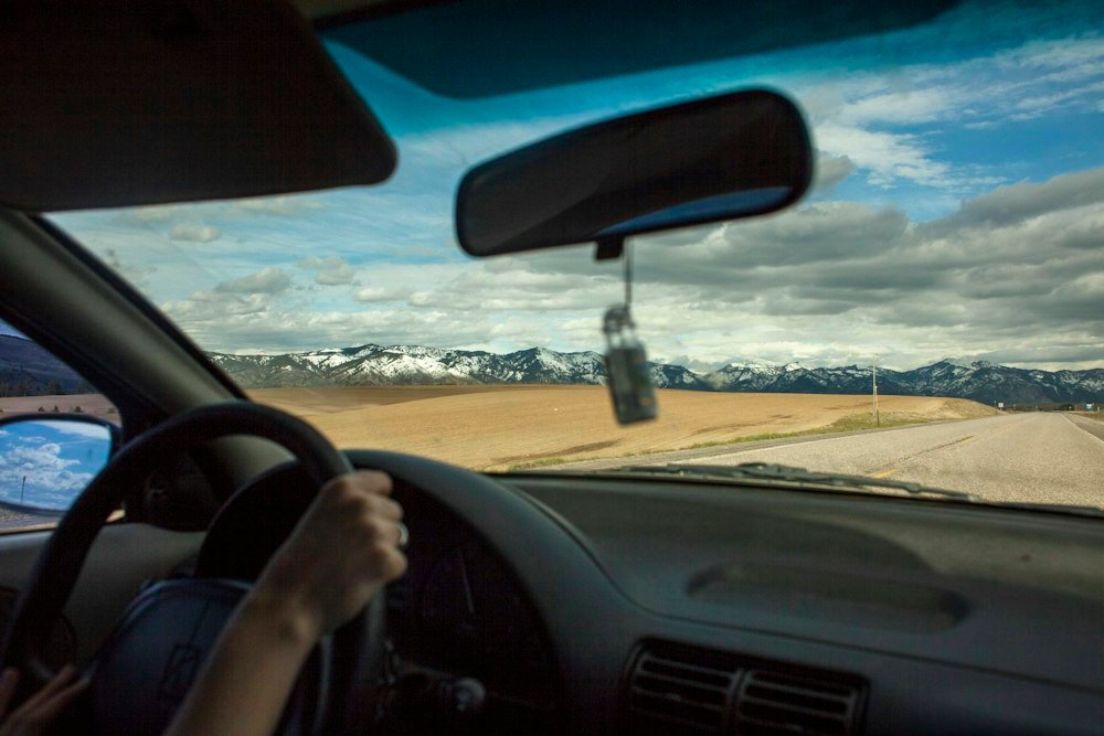 La carretera vista desde un vehículo, fotografía ilustrativa